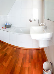 Panorama Badewanne, Wachtisch, Holzfußboden